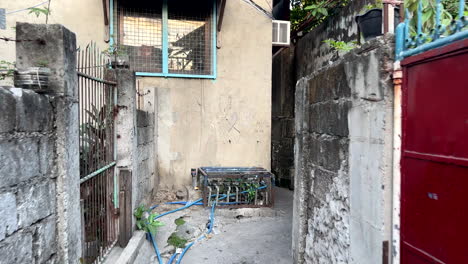 Caminando-Por-Un-Callejón-En-Un-Barrio-Pobre