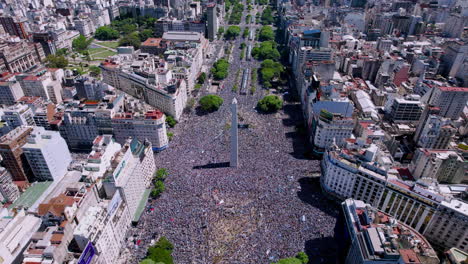 Historischer-Luftbildblick-Auf-Die-Avenida-9-De-Julio,-Voll-Mit-Argentinischen-Fußballfans,-Die-Sich-Um-Den-Obelisken-Versammelt-Haben,-In-Buenos-Aires,-Argentinien