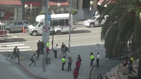 Rápido-Lapso-De-Tiempo-De-Personas-Caminando-Por-Las-Concurridas-Calles-De-San-Francisco-Mientras-Pasan-Los-Autos