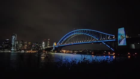 El-Puente-Del-Puerto-De-Sydney-Se-Iluminó-Por-La-Noche-Con-Motivo-Del-90-Aniversario-Del-ícono-Australiano.