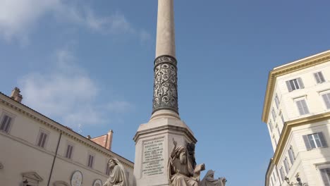 Columna-De-La-Inmaculada-Concepción-En-El-Centro-De-La-Ciudad-De-Roma-Con-Scooters-Eléctricos-Sin-Muelle-Estacionados-Alrededor-De-Ese-Monumento.