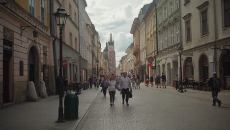 Vídeo-De-Numerosos-Peatones-Caminando-Por-La-Calle-Floriańska,-También-Conocida-Como-Calle