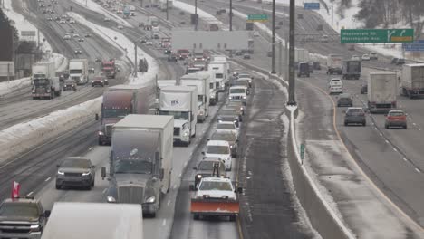 Convoy-De-Camioneros-Desfila-Por-La-Autopista-401-Creando-Tráfico-Y-Congestión