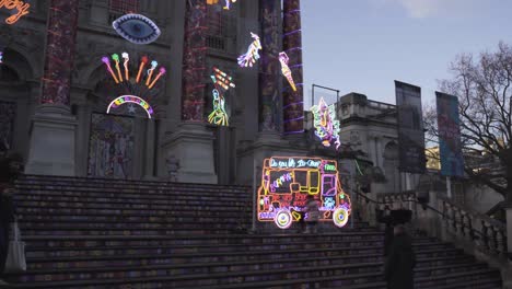 Abstract-neon-light-art-outside-of-Tate-Britain-Gallery,-Westminster