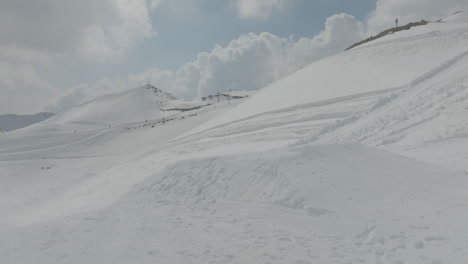 Profi-Snowboarder-Springt-Mit-Flip-Vom-Snowkicker-An-Den-Hängen-Des-Bergs-Hermon,-Golanhöhen,-Israel