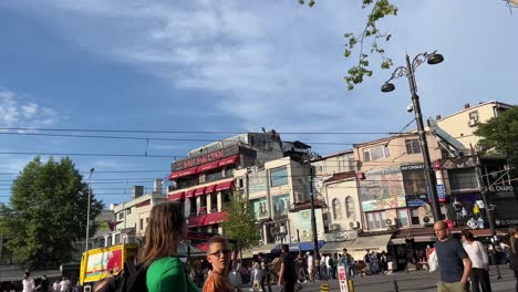 Eingang-Zum-Großen-Basar-In-Istanbul,-Türkei-Im-Sommer-Mit-Blauem-Himmel