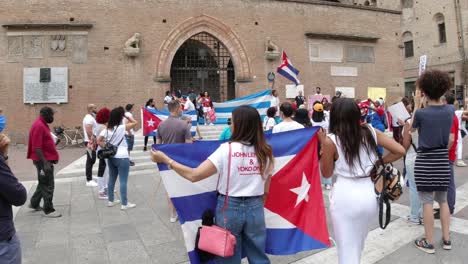 Free-Cuba-strike-with-flags-in-the-center-of-Bologna,-Neptune-square,-in-front-of-the-Re-Enzo-palace