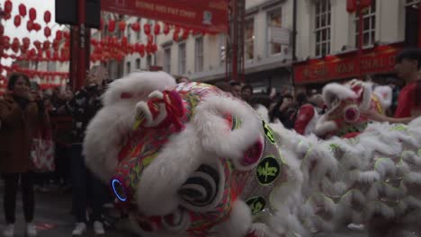 Auftritt-Einer-Drachentänzerin-Im-Londoner-Stadtviertel-Chinatown-Während-Der-Parade-Zum-Chinesischen-Neujahrsfest-Im-Jahr-2020