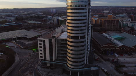 Toma-Aérea-De-Drones-Girando-Y-Elevándose-Desde-Bridgewater-Place-Mirando-Hacia-El-Centro-De-La-Ciudad-De-Leeds-Al-Amanecer,-West-Yorkshire,-Inglaterra,-Reino-Unido