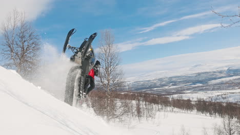 Schneemobilfahrer-Führt-Sprungtrick-In-Schneebedeckter-Berglandschaft-Durch