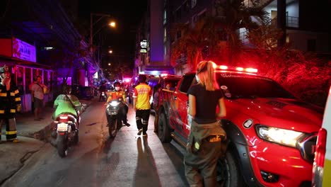 Incendio-En-Una-Casa-En-Bangkok,-Tailandia,-Con-Bomberos-Y-Servicios-De-Emergencia-Estacionados-Al-Costado-De-La-Carretera-En-La-Escena