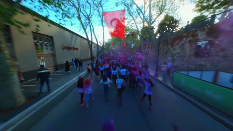 Vuelo-Aéreo-Sobre-La-Multitud-De-Personas-En-El-Festival-Holi-De-Colores