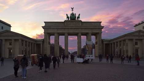 Lapso-De-Tiempo-Del-Cielo-Púrpura-De-La-Puerta-De-Brandenburgo-Con-Un-Manifestante-Frente-A-La-Puerta