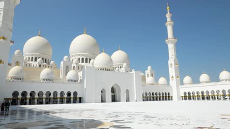 Zeitlupe-Vorwärtsaufnahme,-Die-Halle-Der-Sheikh-Zayed-Moschee,-Abu-Dhabi