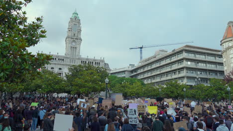 Porto---Portugal---6-De-Junio-De-2020:-BLM-Black-Lives-Matter-Protesta-Con-Manifestantes-Sosteniendo-Carteles-De-Black-Lives-Matter-En-El-Aire-Y-El-Ayuntamiento-Al-Fondo