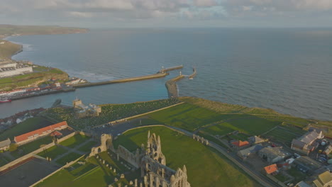 Whitby-North-York-Moors-Heritage-Coast-Sobrevuelo-De-La-Abadía-Hacia-La-Iglesia-Y-El-Promontorio-Mavic-3-Cine-Prores-Clip-2