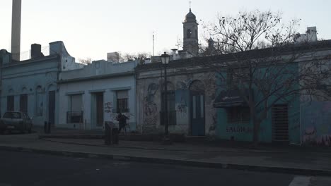 Zeitlupenaufnahme-Einer-Frau,-Die-In-Der-Abenddämmerung-Durch-Das-Alte-Viertel-Von-Palermo,-Montevideo,-Spaziert