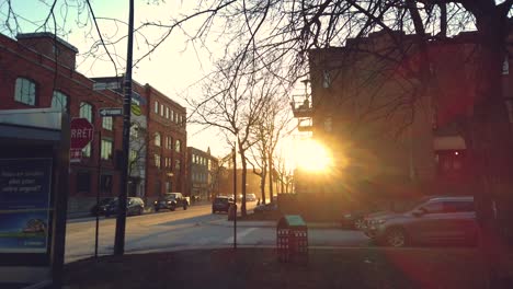 Alte-Backsteingebäude-Von-Montreal-Bei-Sonnenuntergang-Mit-Wenig-Verkehr-Auf-Den-Straßen-Wegen-Der-Covid-Pandemie