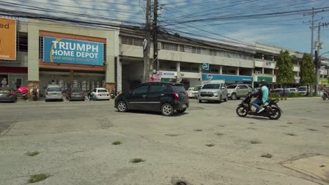 Toma-Panorámica-De-Izquierda-A-Derecha-De-Una-Carretera-Fea.