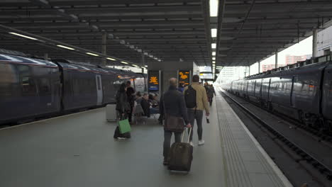 Slow-Motion-on-People-Arriving-on-Train-Station-Platform-in-London,-England,-UK