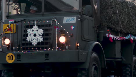 Geschmückter-Militärlastwagen-In-Der-Weihnachtsparade,-Kanada