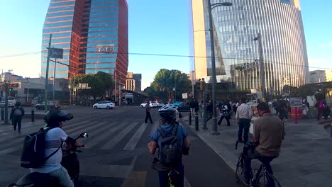 Blick-Auf-Einen-Radfahrer,-Der-An-Einer-Ampel-In-Mexiko-Stadt-Wartet