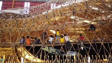 Artesanos-Voluntarios-Dedican-Su-Tiempo-A-La-Restauración-De-La-Pagoda-Chauk-Htat-Kyi-En-Yangon-Myanmar