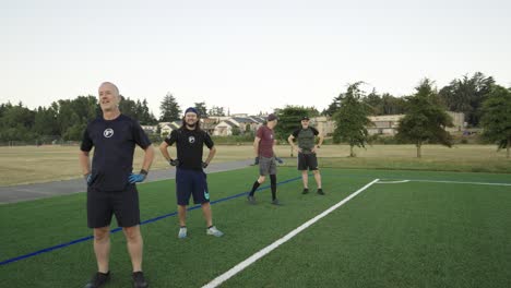 Muchos-Hombres-En-Ropa-Deportiva-Se-Reunieron-En-Un-Campo-De-Fútbol-Para-Hacer-Ejercicio.