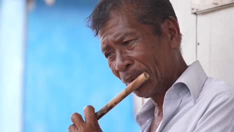 Un-Hombre-De-Mediana-Edad-Tocando-La-Flauta-Del-Pueblo-Bajau