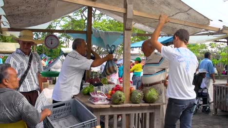 La-Gente-En-Un-Mercado-Por-Un-Vendedor-De-Verduras,-Valparaíso-Colombia