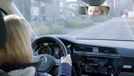 Mujer-Conduciendo-Un-Automóvil-Vista-Interior-Desde-El-Automóvil-En-La-Carretera