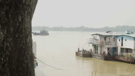 Schiff-Transportiert-Menschen-Während-Der-Flut-Im-Brahmaputra-Fluss2