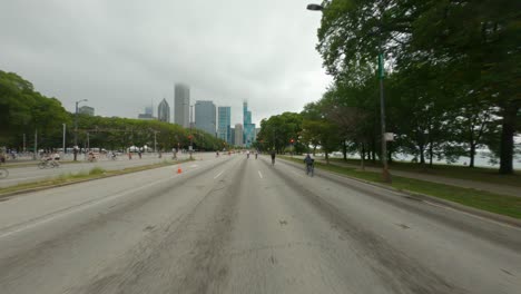 Chicagoer-Radfahrer-Fahren-Während-Der-Bike-The-Drive-2022-In-Richtung-Norden-Auf-Dem-Dusable-Lake-Shore-Drive-Im-Downtown-Loop-Area