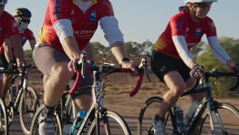 Kamerafahrt-Einer-Gruppe-Von-Radfahrern-Während-Eines-Wettkampfes,-Nahaufnahme