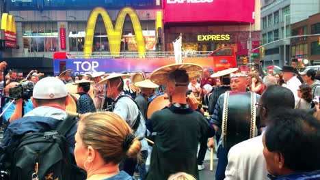 Bateristas-Asiáticos-En-Times-Square