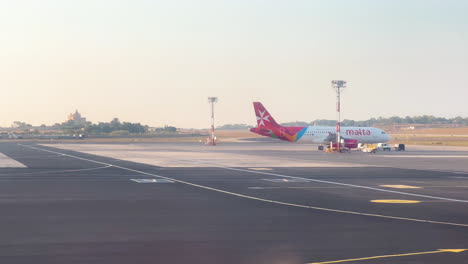 Avión-De-La-Aerolínea-De-Malta-Visto-En-El-Aeropuerto-Preparándose-Para-Un-Viaje