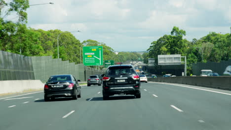 POV-Autofahrt-Entlang-Der-Autobahnen-M5-Und-M8-In-Sydney,-Australien