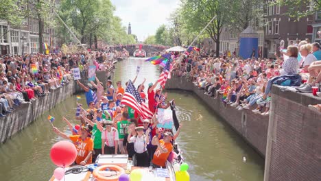 Nahaufnahme-Der-Amsterdamer-Boat-Pride-Parade-Mit-Menschen,-Die-US-Flaggen-Und-LGBTQ-Plakate-Tragen