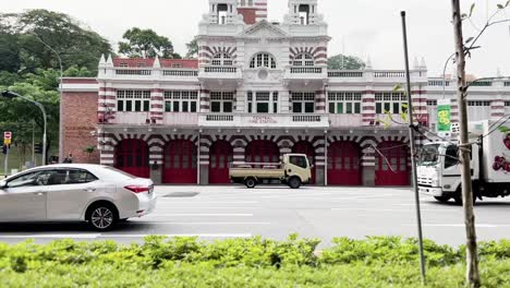 Toma-Cinematográfica-Inclinada-Hacia-Arriba-Que-Captura-La-Estación-Central-De-Bomberos-Del-Edificio-Del-Patrimonio-Nacional-De-Singapur-Durante-El-Día-Con-Tráfico-En-Hill-Street