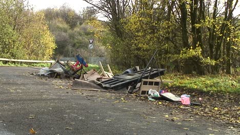 Illegal-Entsorgter-Hausmüll-Auf-Einem-Rastplatz-An-Einer-Landstraße-Abgeladen