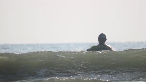 Parte-Trasera-De-Pescadores-Asiáticos-Lanzando-Redes-De-Pesca-Al-Mar-En-Un-Día-Soleado.