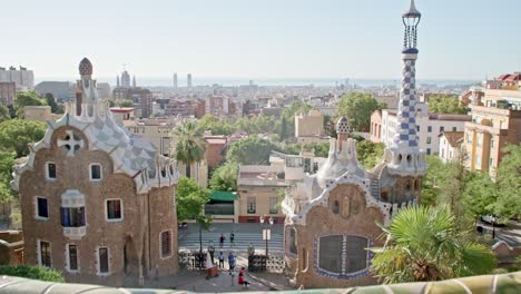 Statische-Aufnahme-Des-Berühmten-Park-Güell-In-Barcelona-Mit-Blick-über-Die-Skyline-Der-Stadt