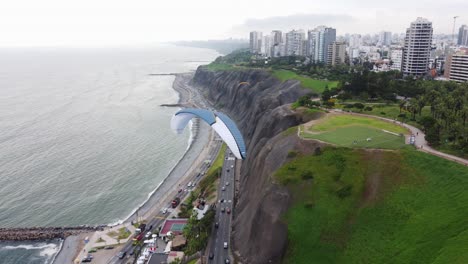 Persona-En-Parapente-Sobre-Lo-Que-Se-Llama-&quot;costa-Verde&quot;-Zona-Costera-De-Colinas-Verdes-Junto-Al-Océano-Pacífico