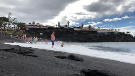 Playa-La-Arena-Llena-De-Gente-Durante-Un-Día-Festivo-Turístico-Disfrutando-De-Vacaciones