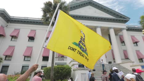 Patriota-Estadounidense-Sosteniendo-Una-Bandera-Que-Dice-&quot;No-Me-Pises&quot;-En-Una-Manifestación-Para-&quot;liberar-A-Nuestros-Patriotas&quot;-En-Tallahassee,-Florida,-Para-Un-Artículo-Editorial.