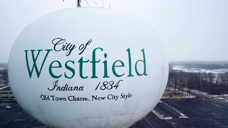 Vista-Por-Drones-De-La-Elegante-Torre-De-Agua-De-Westfield-Con-Vista-Aérea-De-La-Ciudad