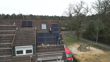 Arbeiter-Installieren-Eine-Solaranlage-Auf-Dem-Dach-Eines-Einfamilienhauses---Saubere-Energie,-Nachhaltige-Energie