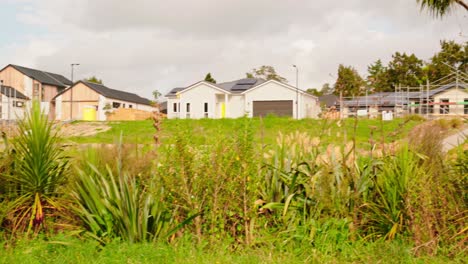 Naturaleza-Vs-Sitio-De-Construcción,-Caminar-En-La-Naturaleza-Encontrar-Un-Sitio-De-Construcción-En-La-Zona-Rural-De-Auckland