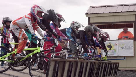 Vista-De-Ciclistas-En-La-Línea-De-Salida-De-La-Pista-De-Carreras.