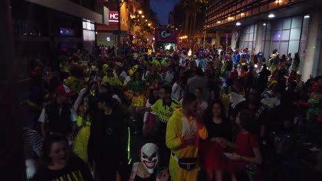 Menschen-In-Kostümen-Tanzen-Und-Singen-Beim-Karneval-In-Las-Palmas-De-Gran-Canaria,-Kanarische-Inseln,-Spanien